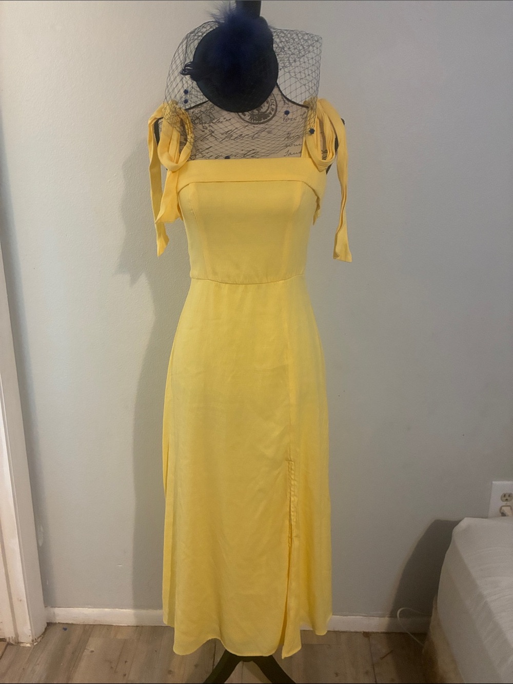 Elegant Yellow Tie-Shoulder Midi Dress